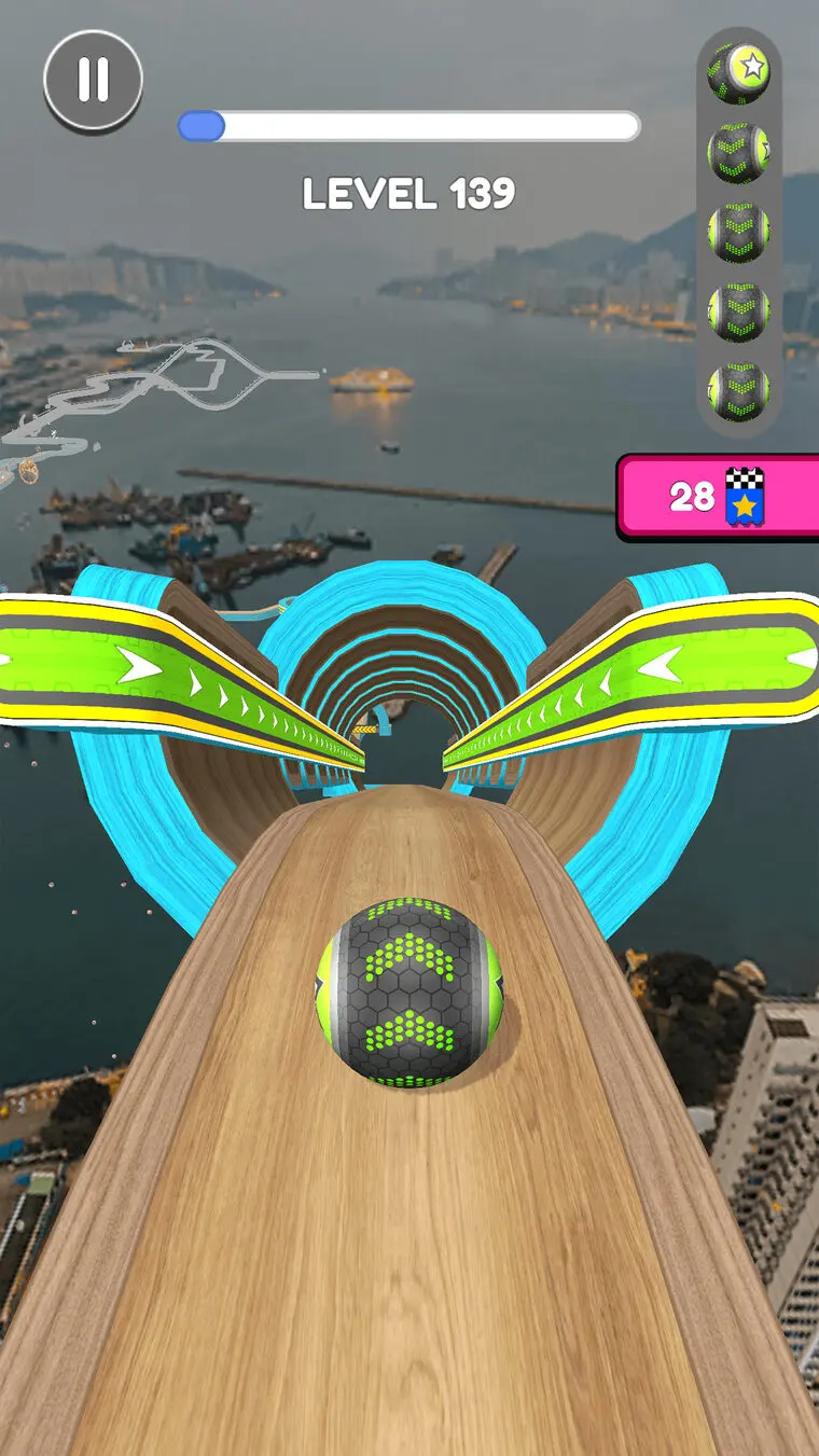 Schermata di Going Balls: sfera esagonale verde su pista di legno con tunnel curvo blu e skyline urbano sullo sfondo, livello 139.
